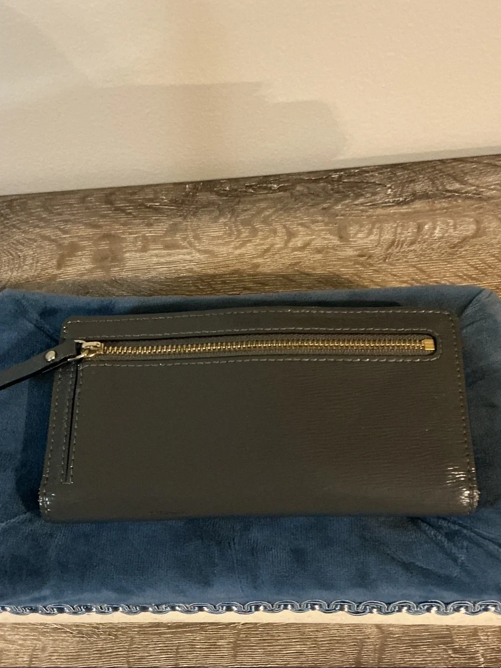 kate spade NY Beacon Court Gray Saffiano Bow Long Wallet White Interior GUC